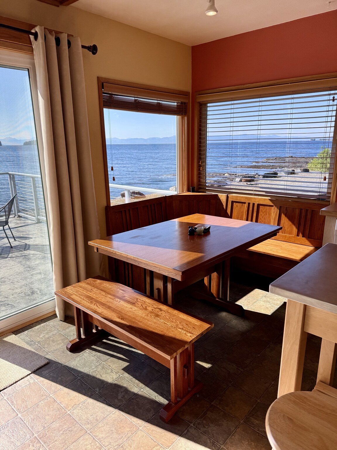 Waterfront dining nook with sweeping ocean views